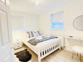 New fully furnished cosy home, cheap hotel in Balderton