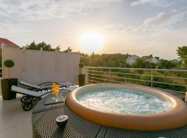 Villa Kora - luxury holiday Apartments, prabangusis viešbutis mieste Lumbarda
