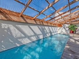 Maison Aubépines -Jolie maison avec piscine privée, hôtel à Brignogan-Plage