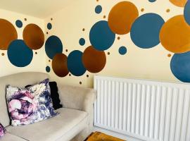 Cambridge 4 Bedroom Sleeps 9 Wi-Fi Garden, LONG STAYS ACCEPTED- Orchid House, sumarhús í Cambridge