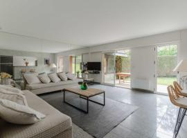 Luxury haven with swimming pool and tennis court Deauville, hotelli kohteessa Deauville