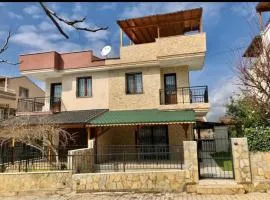 Denize 200 metre, 3+1 Bahçeli Villa