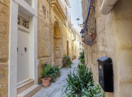Authentic & cosy duplex home in charming Rabat By 360 Estates, hotel i Rabat