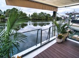 Brand New House Boat Stunning Views and Resort Amenities, hotell sihtkohas Merritt Island