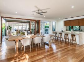 Headlands Hideaway - Pet Friendly Home at Moffs, hotel v destinaci Caloundra