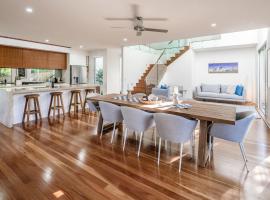 Headlands Hideaway - Pet Friendly Home at Moffs, hotel i Caloundra