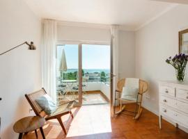 Algarve dream seaview apartment w/pool near beach、ポルシェスのホテル