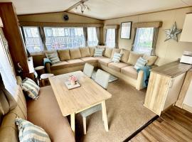 Coastal Retreat a gorgeous 3 bedroom Caravan B46, resort in Everton