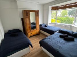 Big Family Room in room at 2 Iveragh Rd-4, Hotel mit Parkplatz in Dublin