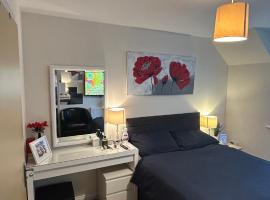 Ensuite Double Bedroom in a 2 bed Spacious Apartment, apartment sa Warrington