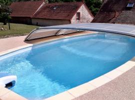 Maison d'une chambre avec piscine partagee terrasse amenagee et wifi a Saint Victor, hotel cu piscine din Saint-Victor
