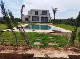 Maison avec piscine dans une ferme benslimane, מלון בבן סלימנה