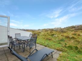 Lovely holiday home in R&oslash;m&oslash; with access to pool, acomoda&ccedil;&atilde;o com cozinha em S&oslash;nderby