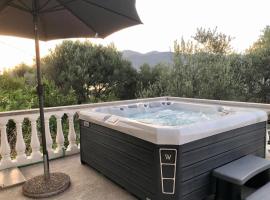 Big house with beautiful view and private jacuzzi, hotell i Tivat