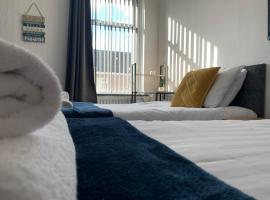 Cheerful - 3 Bed - Serviced Accommodation - In Heart of Northumberland - Sleeps 6, apartamento en Bebside