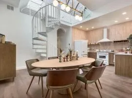 Skyline Bourbon Loft by Hollyhock Suites 5 Bedrooms-2 baths With Soaking Tub
