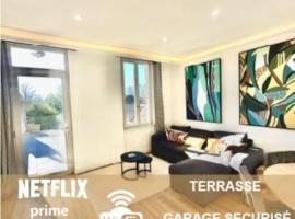 Élégance Lauragaise * Wifi * Netflix * Terrasse, hotel económico en Villefranche-de-Lauragais
