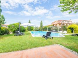 Astonishing Villa with Pool and Garden, hotel in Formello