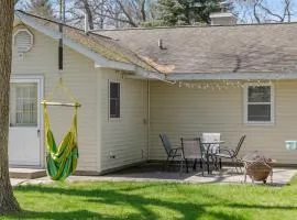 The Cochlin Cottage, AC, Fenced Backyard, Fire pit