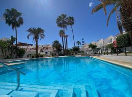 The Best House Tenerife Habitaciones Compartidas, hotel in Adeje