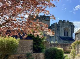 The Garden Suites at Snape Castle Mews, guest house in Bedale