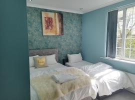 An Exquisite Deluxe Room in a Hotel - Free Parking - with access to Resturant - Shisha Bar- Wine Bar, serviced apartment in Roundhay