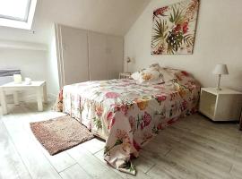 Le Cocon rouge - studio en plein centre historique, hotel en Lamballe