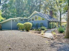 Cozy Abode with Yard about 1 Mi to Dtwn Summerville, villa in Summerville