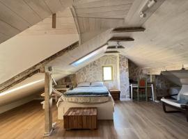 Eco Chalet Style Apartment, chal&eacute; alpino em Sutivan