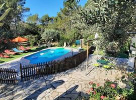 Près des Arcs sur Argens belle villa avec piscine sur un demi hectare, отель в Драгиньяне