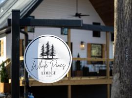 White Pines Lodge- Wooded Retreat, отель с парковкой в городе Cub Run