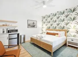 Folliday Inn - The Cobra - Room 32