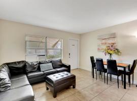 Beautiful cottage, close to down town and beach, hotel dengan parking di Delray Beach