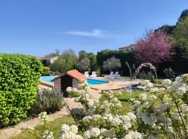 Poolside compact family cottage Lea
