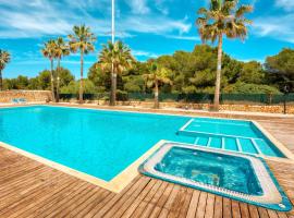 Acogedor Duplex en Ciutadella-Playa Santandria, hotel with pools in Cala Santandria