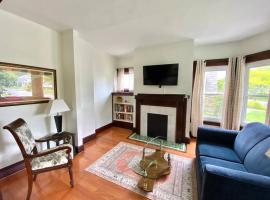 Huge Home Perfect for Big Groups, Hotel mit Parkplatz in Cleveland Heights