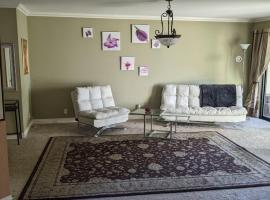 Spacious 2 bedroom 2 bath condo in the heart of Silicon Valley, хотел в Сънивейл