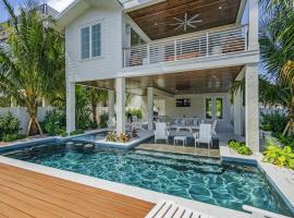 From Dusk 'Til Dune, Gorgeous 5 beds, 5,5 Baths Home on the Canal and steps away from the beach!, cottage ở Anna Maria