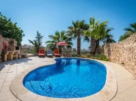 3 Bedroom Holiday Home with Private Pool and Views