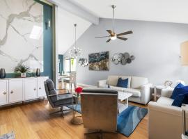 Beach Rd, 300ft to Beach Access & 500ft to Siesta Key Village, 2bdr，西耶斯塔島的木屋