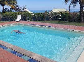 Villa LOEAN piscine privee vue mer 8 pers, hotell i Sainte-Rose