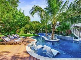 Canal Front with Dock, 9 beds, 8,5 baths on Anna Maria Island!, hytte i Anna Maria