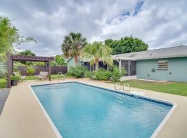 Melbourne Home with Pool and Patio, 6 Mi to Beach!, hotel med pool i Melbourne