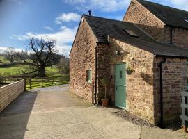 Oaklands Cottage on a rural farm、Dingestowのコテージ