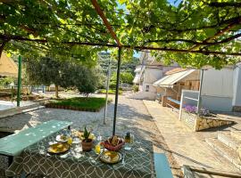 Guesthouse Rondo, guest house di Himare