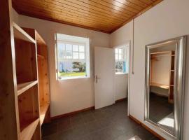 One-Bedroom Flat, hotel a Madalena