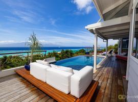 Luxurious 3BR Villa with Infinity Pool, nhà nghỉ dưỡng ở Temae