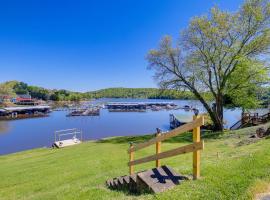 Kingsport Boone Lake Hideaway with Deck and Views!, location de vacances à Kingsport
