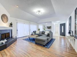 Cozy 3 bedrooms home with indoor fireplace, hotel en Houston