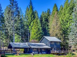 Waterfront Cabin at White Pass and Mount Rainier National Park, hotel con parcheggio a Packwood